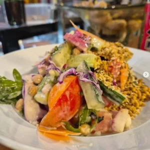 סלט דואה טבעוני טרי עם ירקות, טחינה וגרגרי חומוס